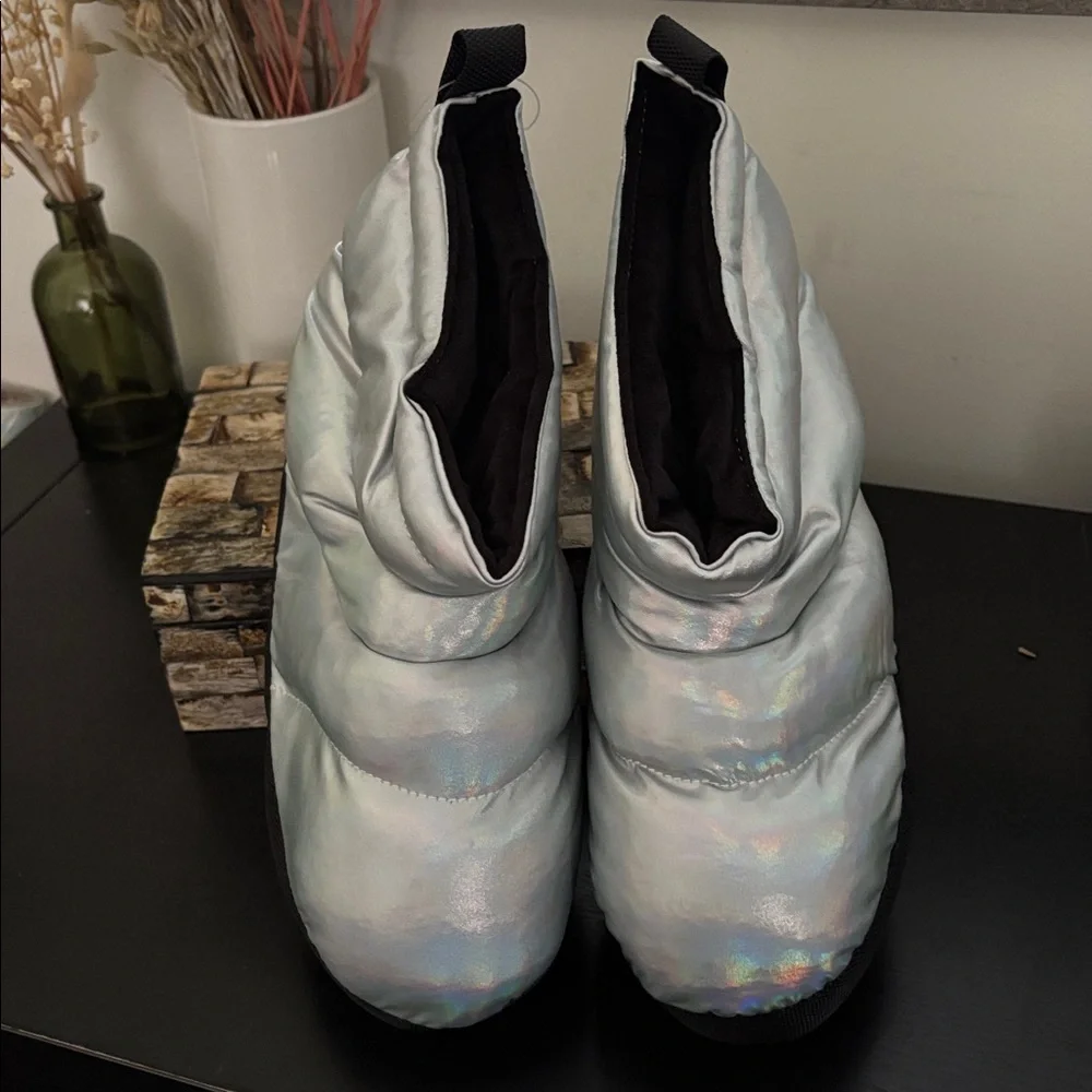 NWT CAPEZIO (9/10) Slipper Boot Metallic Nylon Quilt Moon Silver Black Comfort - Picture 9 of 15
